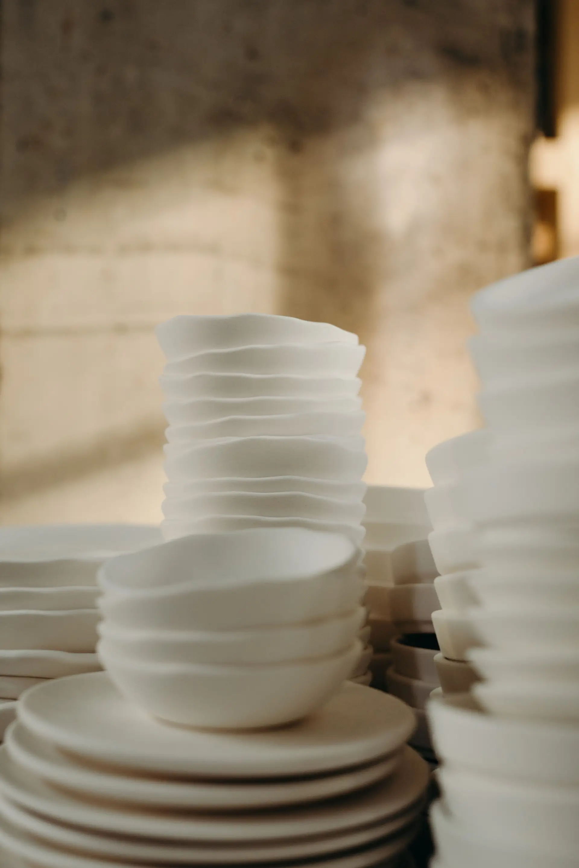 Fények és árnyékok játéka fehér porcelán tálakon