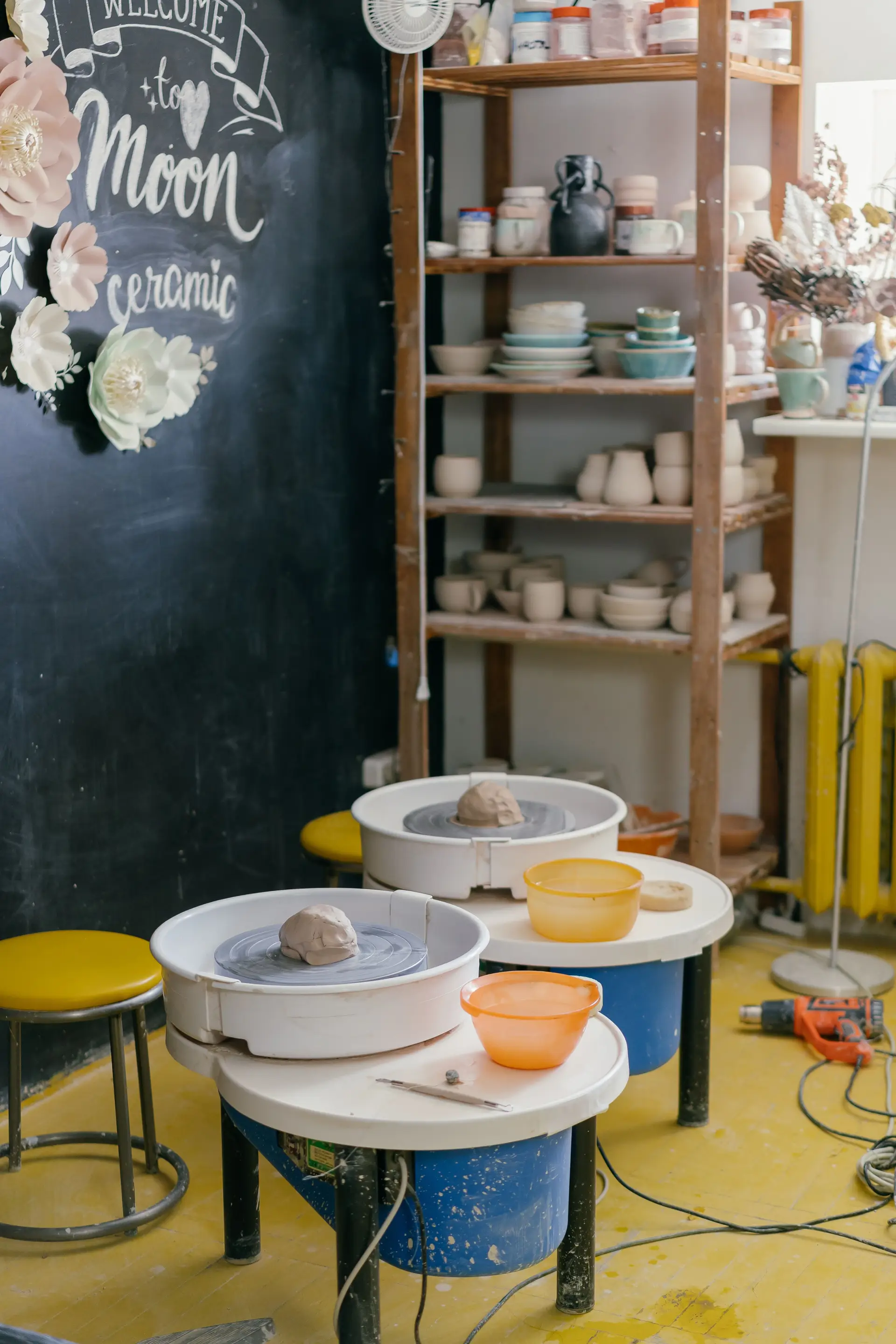 ElvarionWhiteatelier modern kerámia műhely belső tere